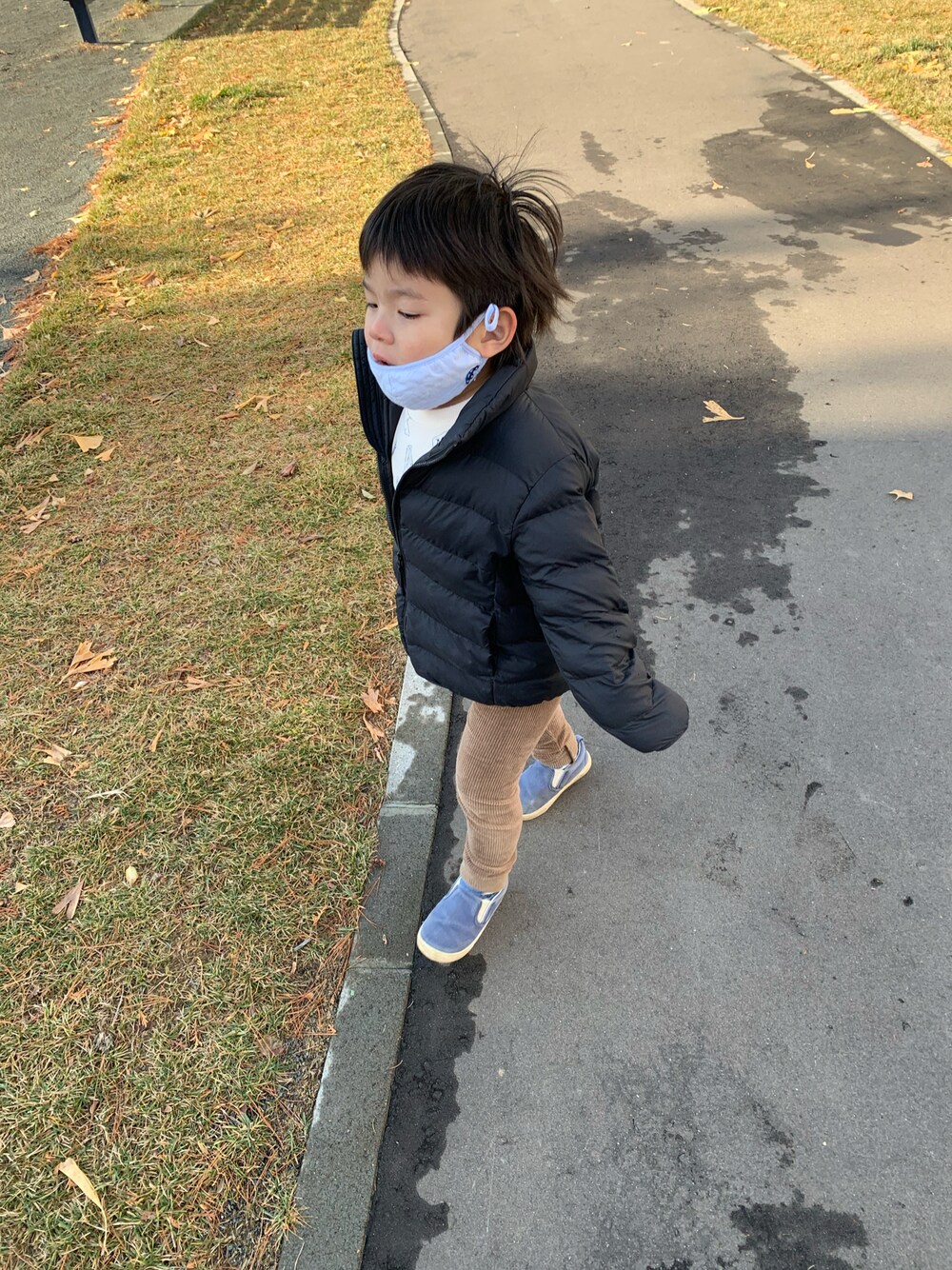 「3歳、男の子、動物柄」｜「UNIQLOのアイテム（ダウンジャケット/コート、ブラック系）」を使った、w-kさん（キッズ・100cm）の冬コーディネートの1枚目の写真