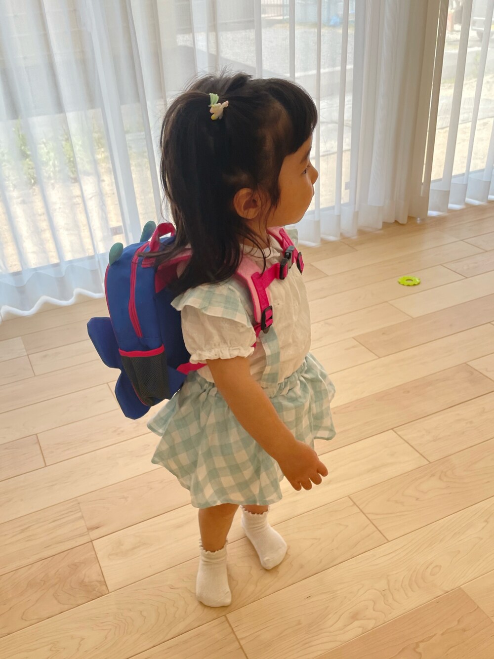 「2歳、お買い物コーデ、女の子」｜「しまむらの100（サロペット/オーバーオール、グリーン系）」を使った、w-kさん（キッズ・100cm）の春コーディネートの1枚目の写真
