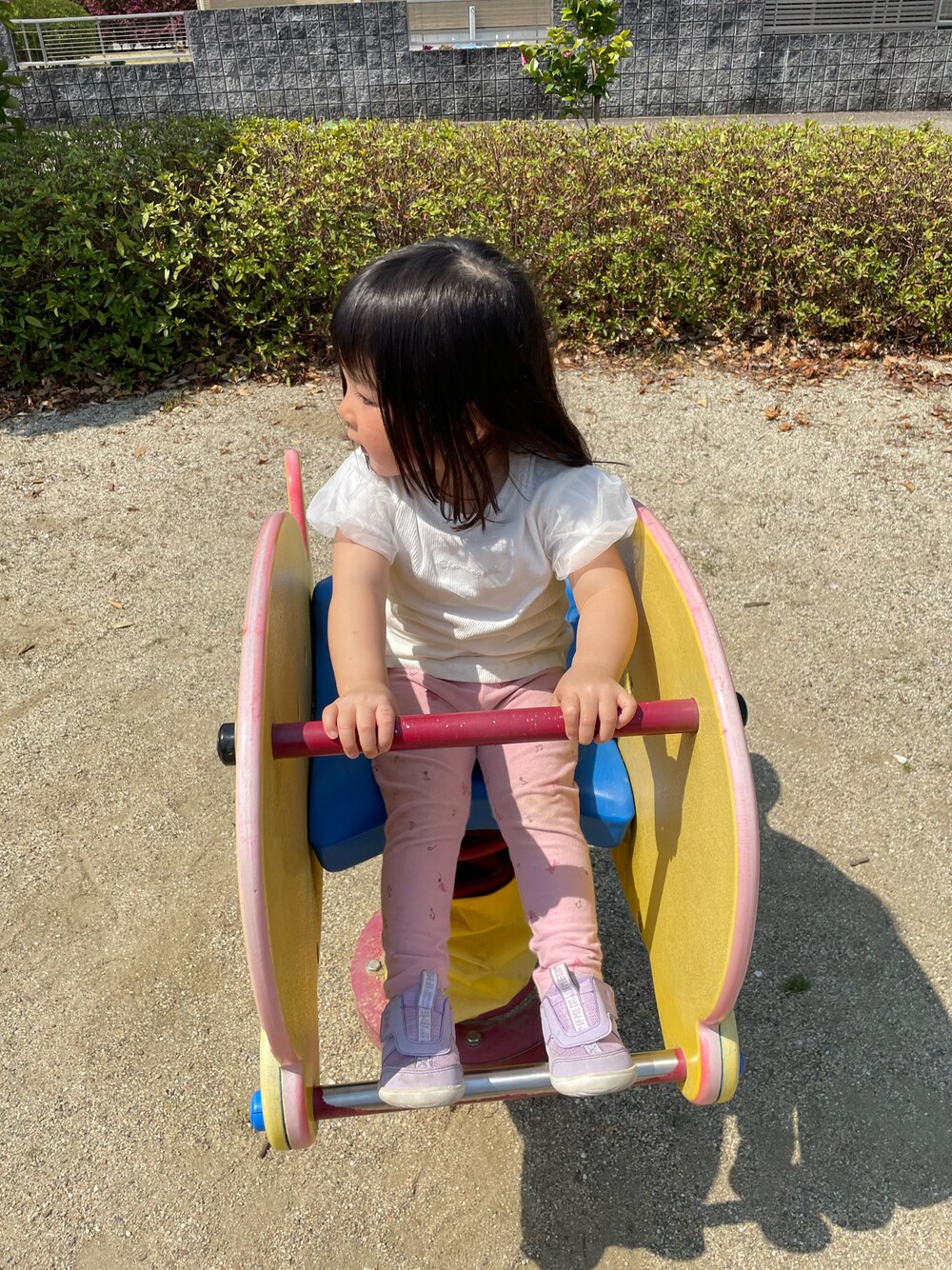 「公園コーデ、2歳、女の子」｜「GUの100（Tシャツ/カットソー、ホワイト系）」を使った、w-kさん（キッズ・100cm）の春コーディネートの1枚目の写真