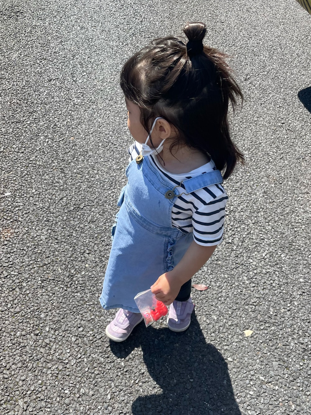 「公園コーデ、女の子、2歳、デニムサロペット」｜「coca（coca）のキッズ サイドフリルサロペットスカート（ワンピース、ブルー系）」を使った、w-kさん（キッズ・100cm）の春コーディネートの1枚目の写真