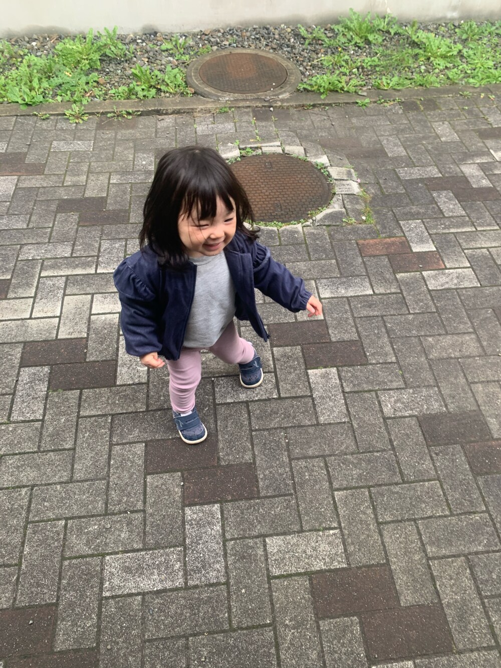 「1歳、女の子」｜「GUのアイテム（ノーカラージャケット、ブルー系）」を使った、w-kさん（キッズ・100cm）の秋コーディネートの1枚目の写真