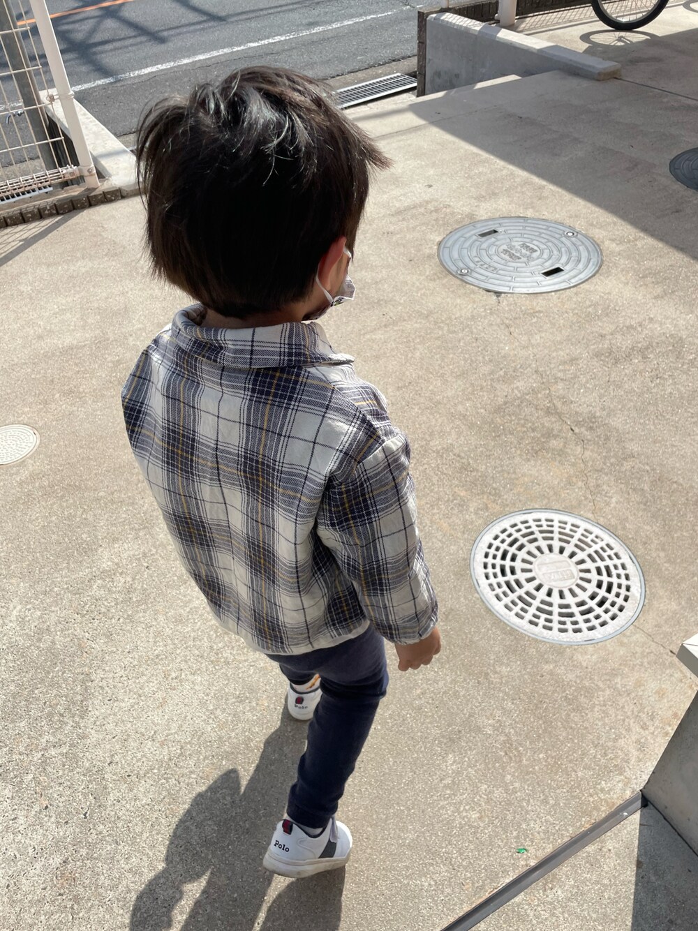 「4歳、男の子」｜「BREEZEの/チェックブルゾン（テーラードジャケット、グレー系）」を使った、w-kさん（キッズ・100cm）の春コーディネートの1枚目の写真