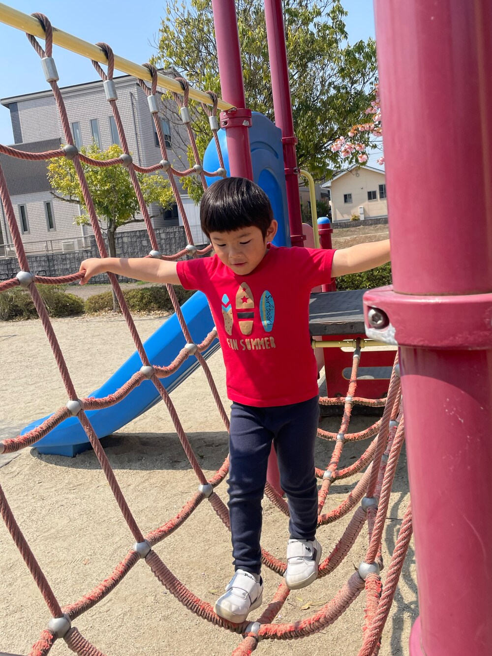 「4歳、男の子、公園コーデ」｜「PICNIC MARKETのＴシャツ（Tシャツ/カットソー、レッド系）」を使った、w-kさん（キッズ・100cm）の春コーディネートの1枚目の写真