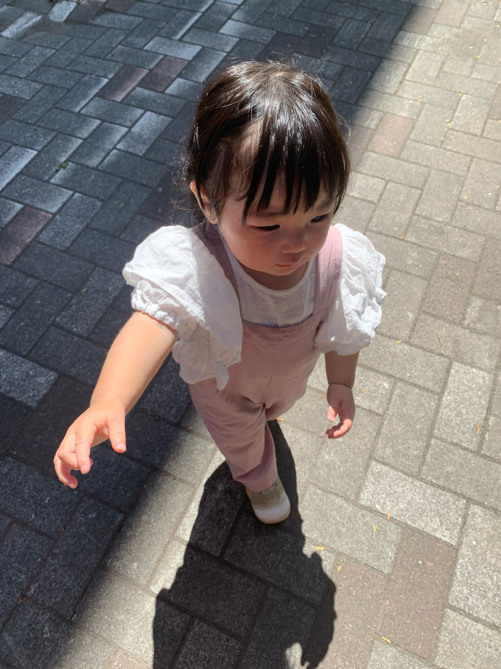「1歳、女の子、フリルブラウス、三つ編み、くすみピンク、サロペット」｜「coca（coca）の[KIDS]透かしギンガムラッフルブラウス（シャツ/ブラウス、ホワイト系）」を使った、w-kさん（キッズ・100cm）の夏コーディネートの1枚目の写真