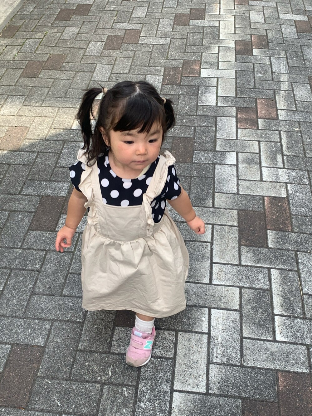 「1歳、女の子、水玉トップス、ジャンパースカート」｜「しまむらの90（サロペット/オーバーオール、ベージュ系）」を使った、w-kさん（キッズ・100cm）の秋コーディネートの1枚目の写真