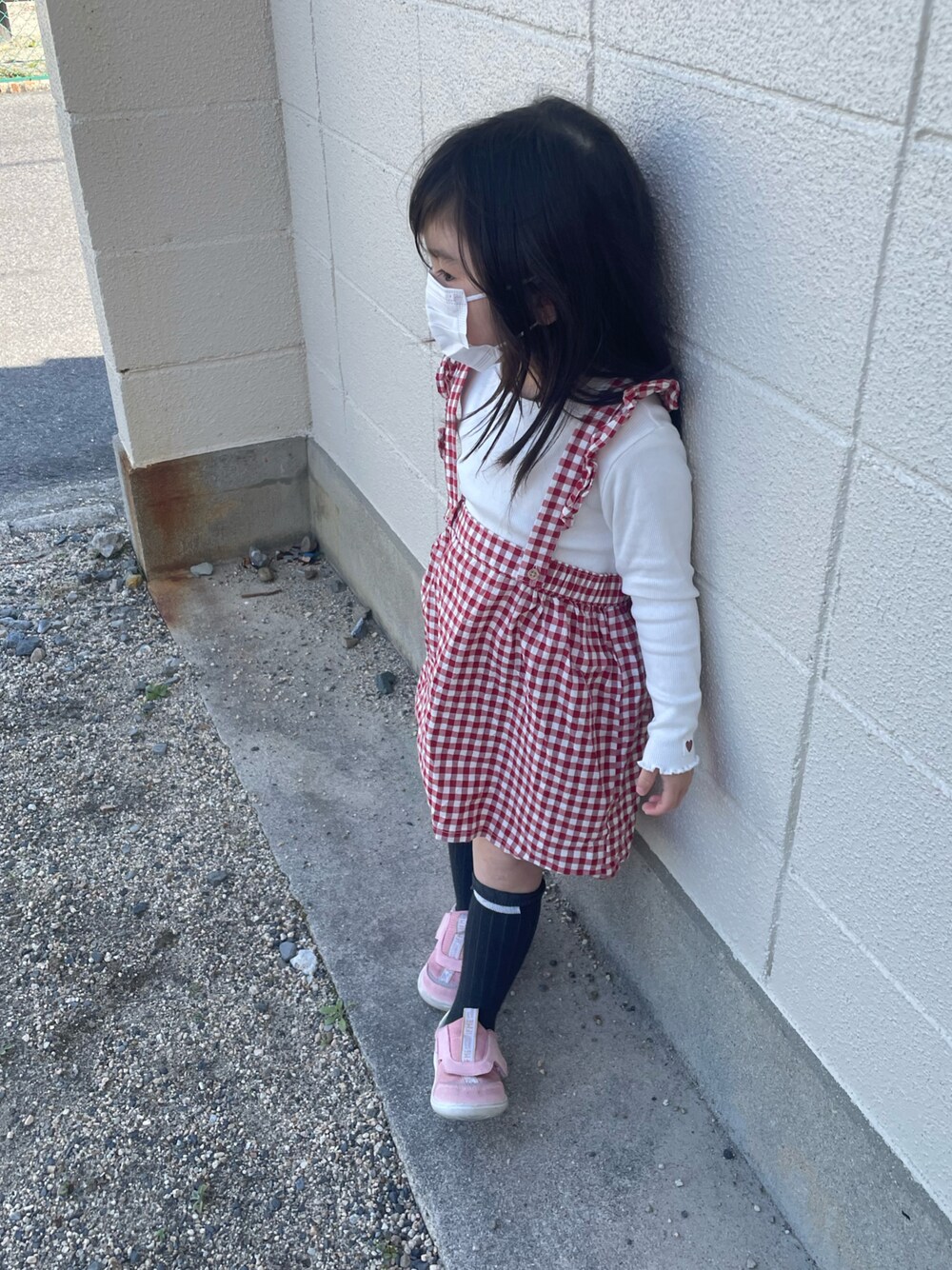 「ギンガムチェック、春コーデ、３歳女の子」｜「IFMEの《IFME》IFME Patto 20-2801（スニーカー、ピンク系）」を使った、w-kさん（キッズ・100cm）の春コーディネートの1枚目の写真