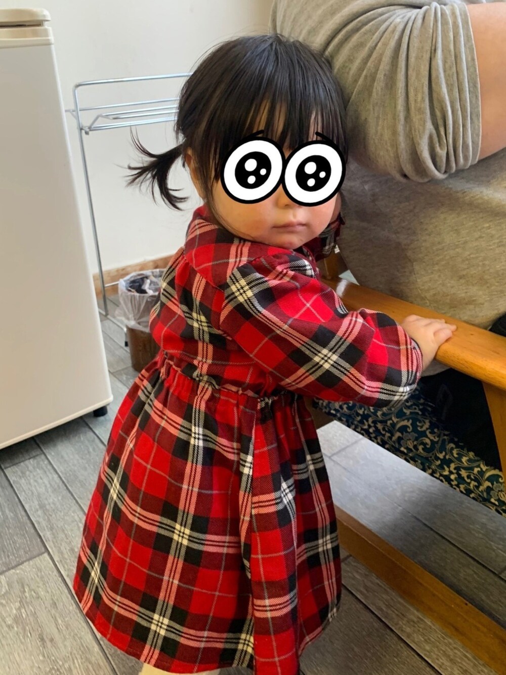 「チェックシャツワンピース、1歳、女の子コーデ」｜「UNIQLOのアイテム（レギンス/スパッツ、ホワイト系）」を使った、w-kさん（キッズ・90cm）の冬コーディネートの1枚目の写真