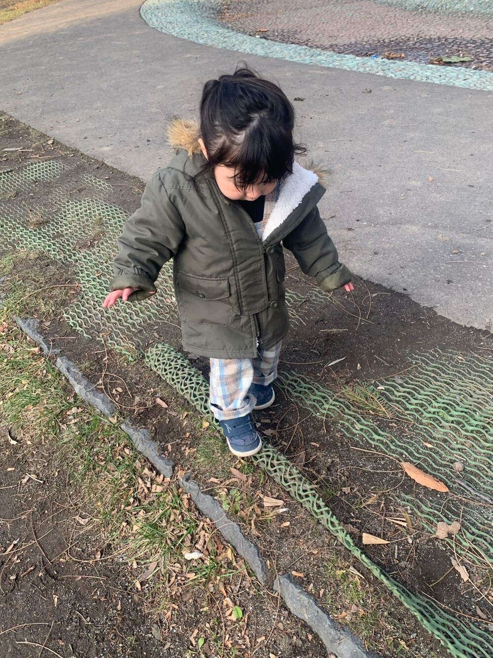 「1歳、女の子、秋冬コーデ、サロペット」｜「西松屋のアイテム（モッズコート、グリーン系）」を使った、w-kさん（キッズ・100cm）の冬コーディネートの1枚目の写真