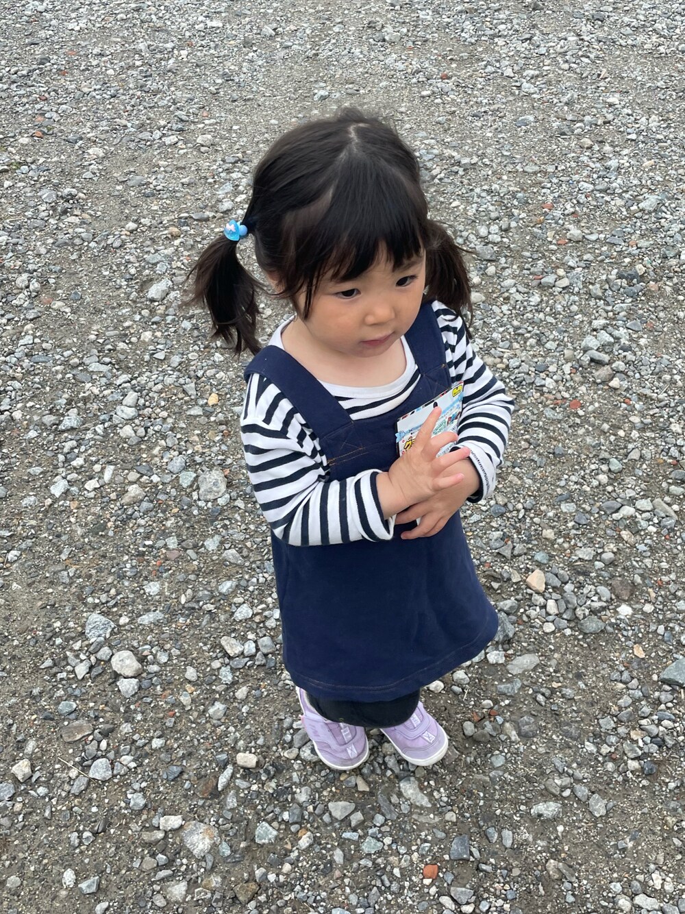 「ジャンパースカート、ボーダートップス、女の子、2歳」｜「UNIQLOのクルーネックT（ボーダー・長袖）（その他トップス、ホワイト系）」を使った、w-kさん（キッズ・100cm）の春コーディネートの1枚目の写真
