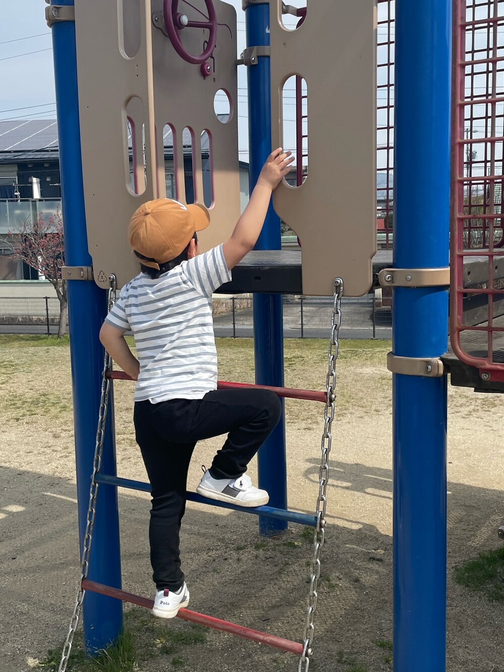 「4歳、男の子、公園コーデ」｜「POLO RALPH LAURENの《POLO RALPH LAUREN》KINGSTYN（スニーカー、ホワイト系）」を使った、w-kさん（キッズ・100cm）の春コーディネートの1枚目の写真