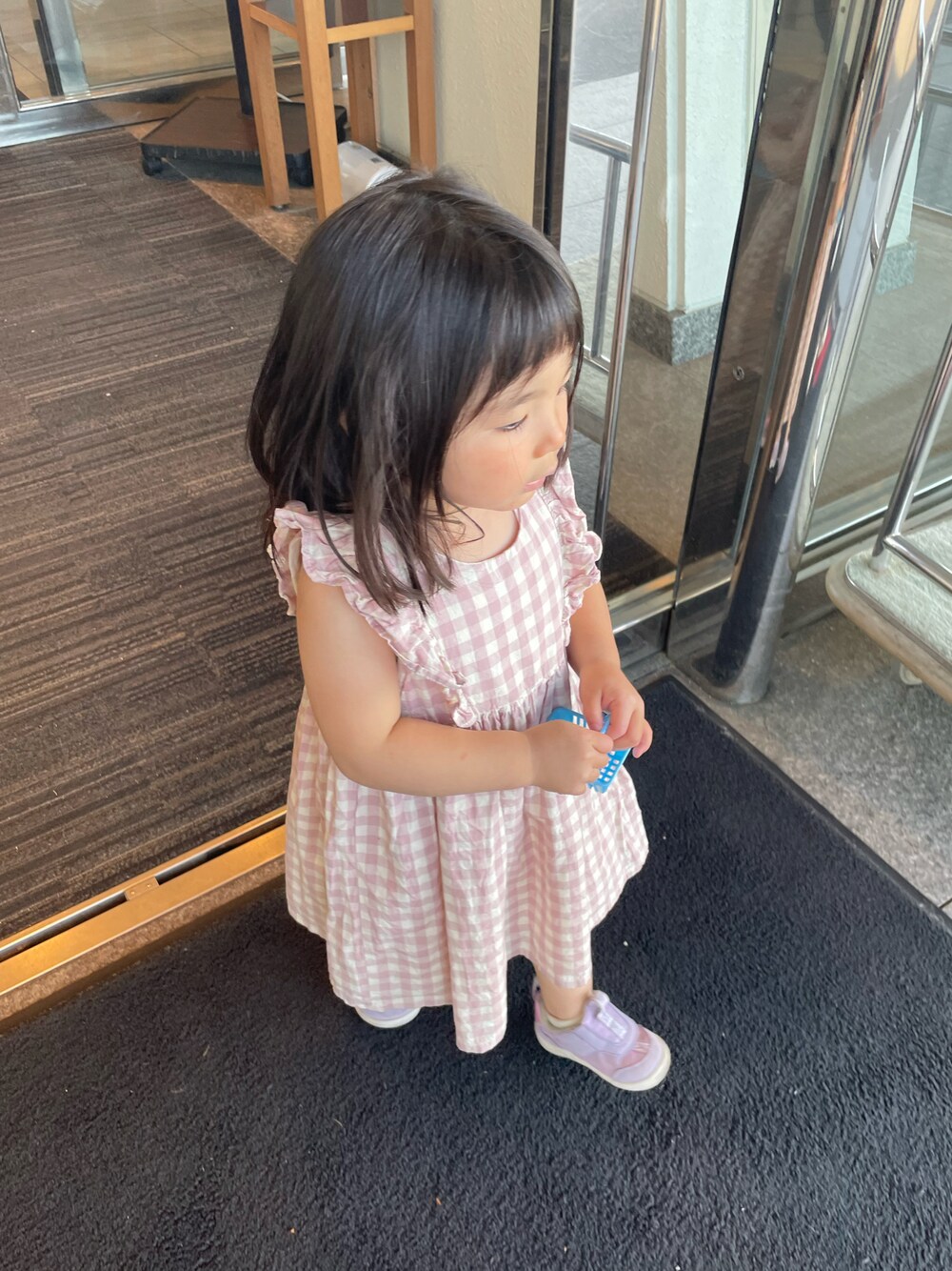 「女の子、2歳、ギンガムチェックワンピース」｜「H&Mのアイテム（ワンピース、ピンク系）」を使った、w-kさん（キッズ・100cm）の春コーディネートの1枚目の写真