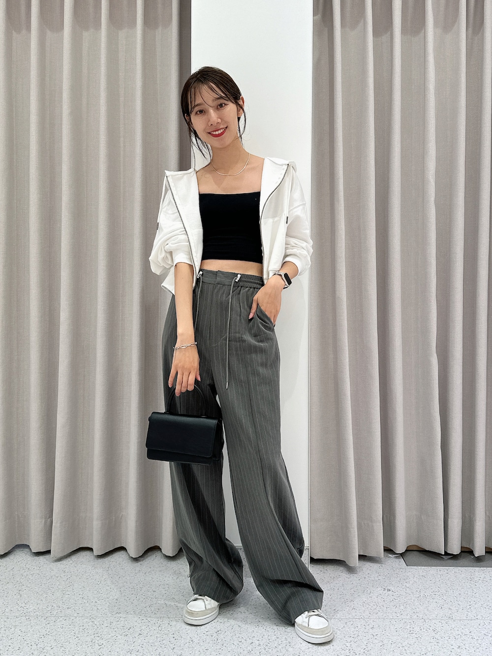 「秋服まるっと大公開、カジュアル、オトナカジュアル、楽チンコーデ、休日スタイル、パーカー、シンプルコーデ、スポーツミックス、お出かけコーデ、秋コーデ、モノトーン、モノトーンコーデ、高身長女子、167cm、FOREVER21」｜「FOREVER 21の【2023AW】イージードロストスラックス（スラックス、グレー系）」を使った、ai (FOREVER21)さん（レディース・167cm）の秋コーディネートの1枚目の写真