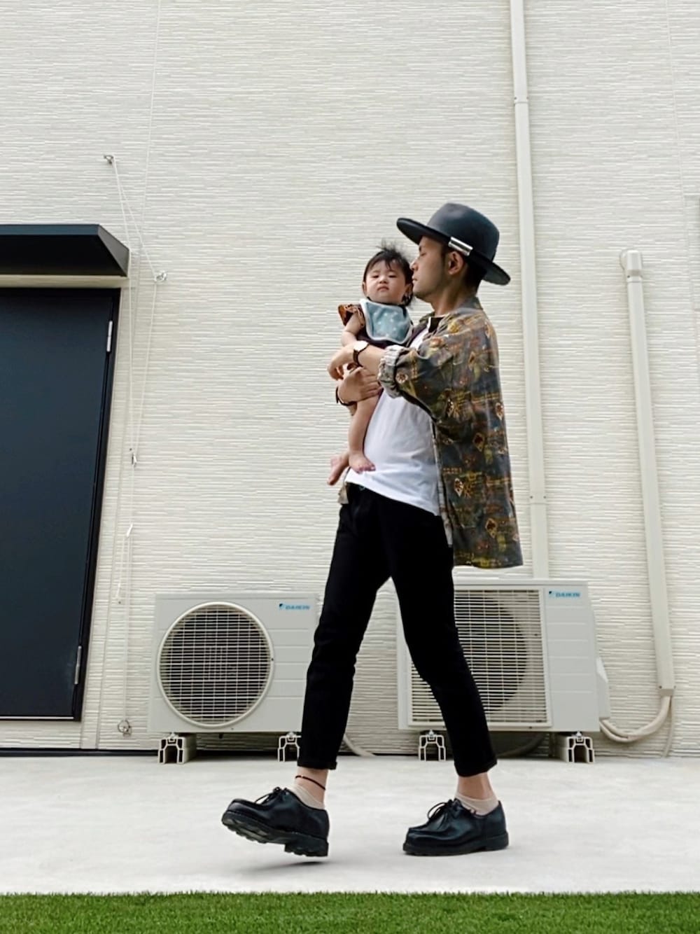 ブラック系のその他パンツ、グレー系のシャツ/ブラウス、ブラック系のドレスシューズを着用したメンズの夏コーディネートの1枚目の写真