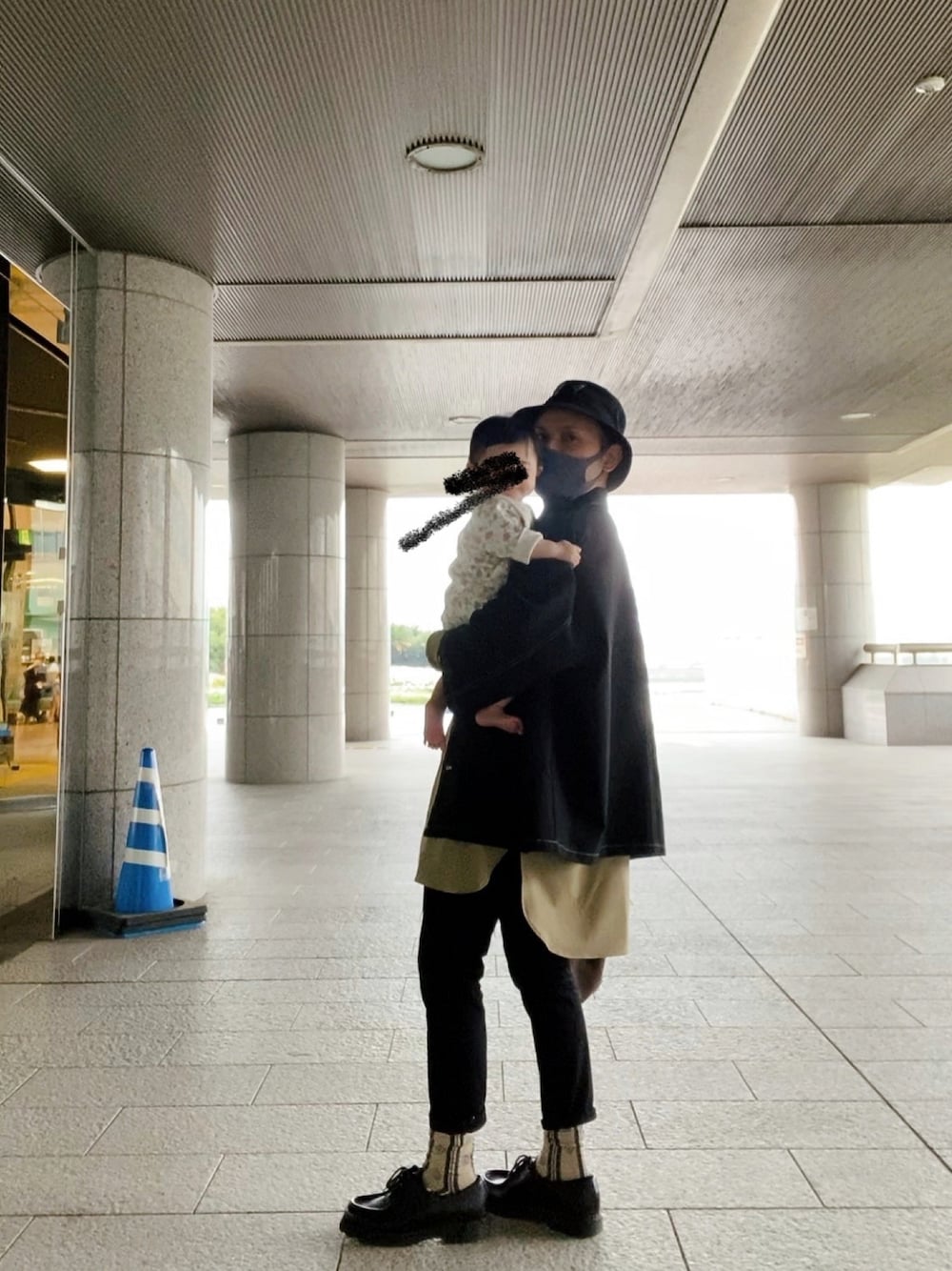 ブラック系のシャツ/ブラウス、ブラック系のその他パンツ、ブラック系のドレスシューズを着用したメンズの夏コーディネートの1枚目の写真