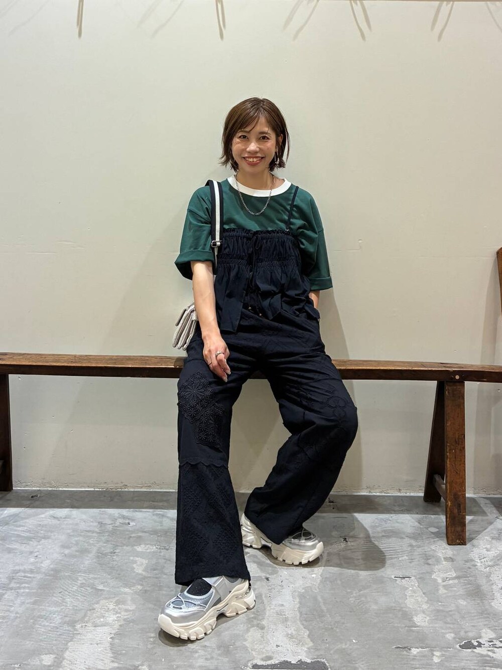 シルバー系のスニーカー、ブラック系のその他パンツ、グリーン系のTシャツ/カットソーを着用したレディースの夏コーディネートの1枚目の写真