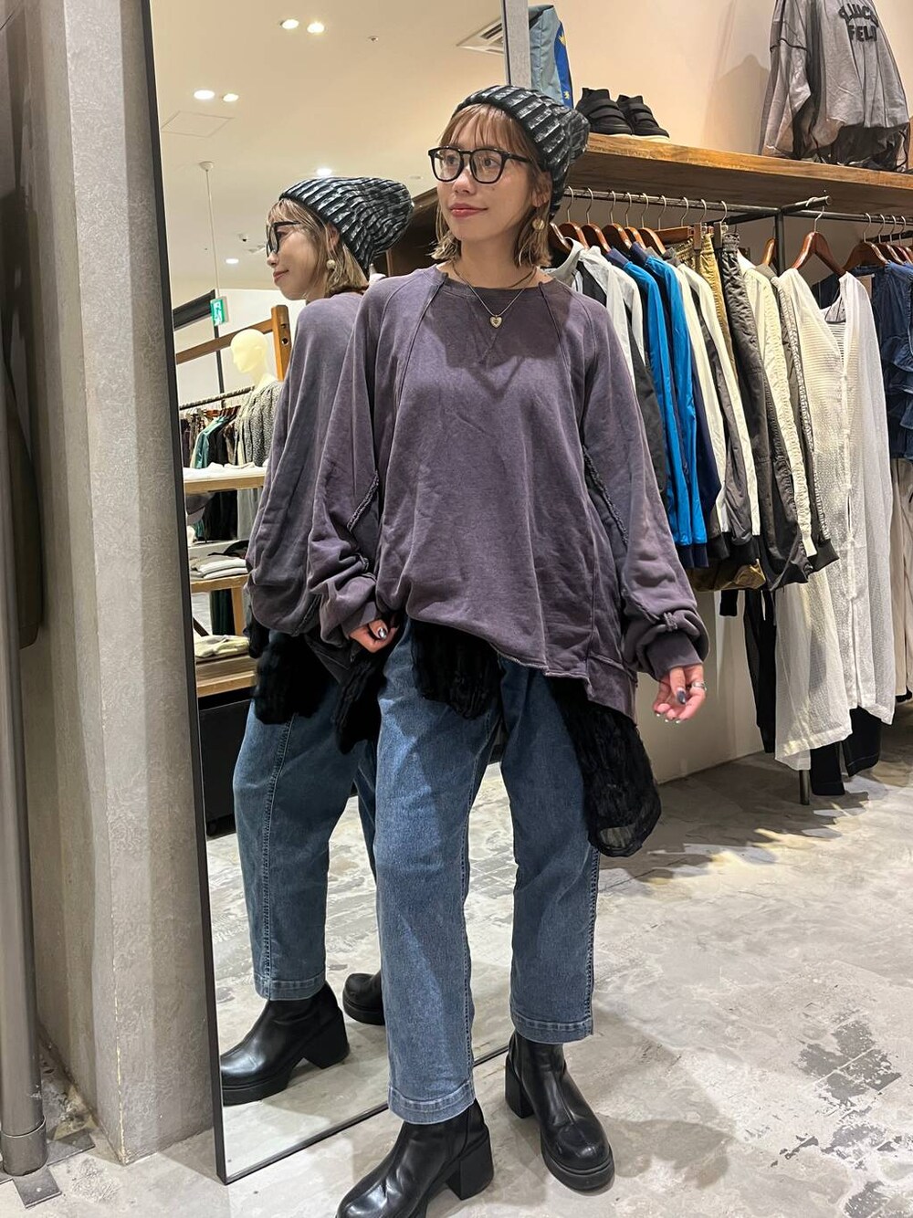 パープル系のTシャツ/カットソー、ブラック系のTシャツ/カットソー、ブラック系のブーツを着用したレディースの秋コーディネートの1枚目の写真