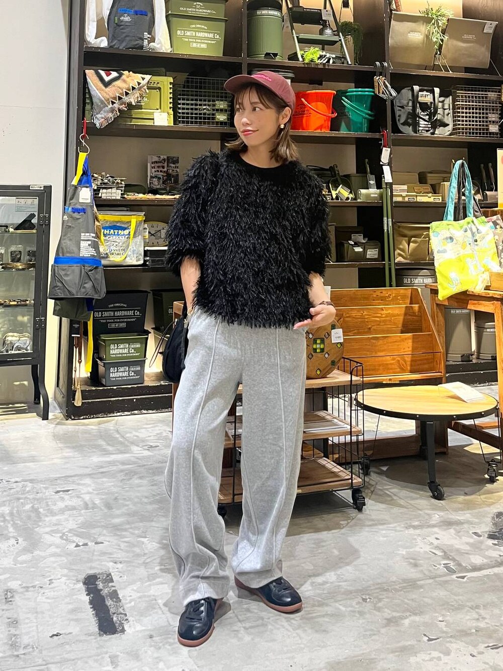 「ベーシック/シンプル、低身長、ゆったり、休日コーデ、ママコーデ、楽ちんコーデ、ラフ、着痩せ・細見え、大人カジュアル、キャップ、ニット、ナチュラル、カジュアル、オーバーサイズ、niko and ...」｜「niko and...のラビットタッチベロアパンツ（その他パンツ、グレー系）」を使った、RENAさん（レディース・153cm）の秋コーディネートの1枚目の写真