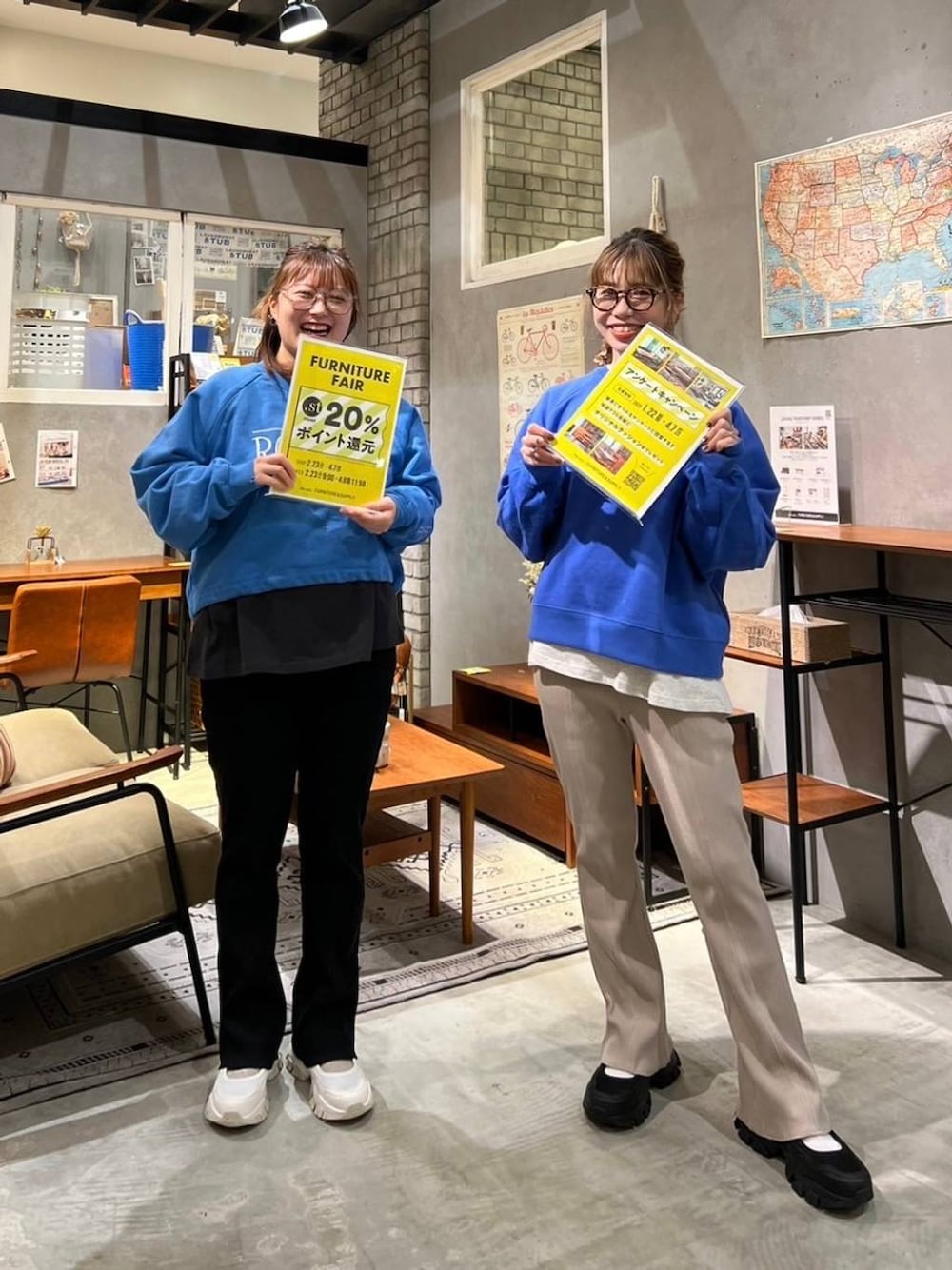 その他のクッション/クッションカバー、グレー系のラグ/マットを着用したレディースの冬コーディネートの1枚目の写真