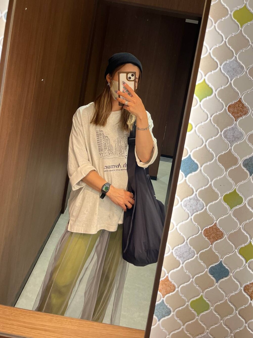 ベージュ系のTシャツ/カットソー、グレー系のその他パンツ、グリーン系のその他パンツを着用したレディースの夏コーディネートの1枚目の写真
