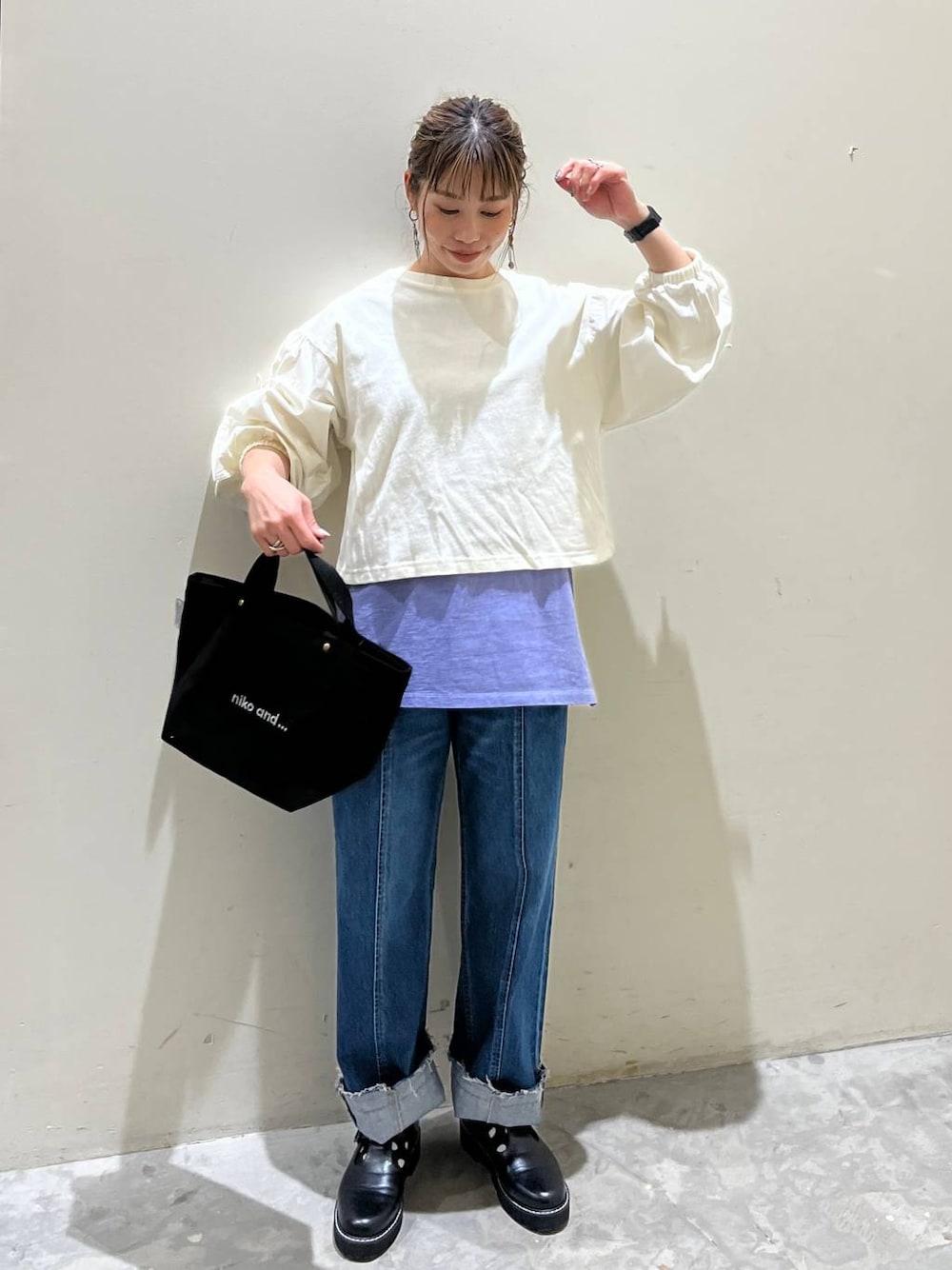 パープル系のTシャツ/カットソー、ホワイト系のTシャツ/カットソー、ブラック系のトートバッグを着用したレディースの冬コーディネートの1枚目の写真