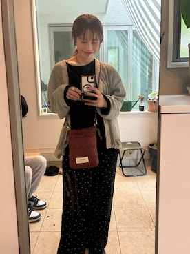 「niko and...（ニコアンド）のオリジナルキルト巾着ショルダーバッグ（单肩包、ブラウン系）」を使った、RENAさん（レディース・153cm）の春コーディネート