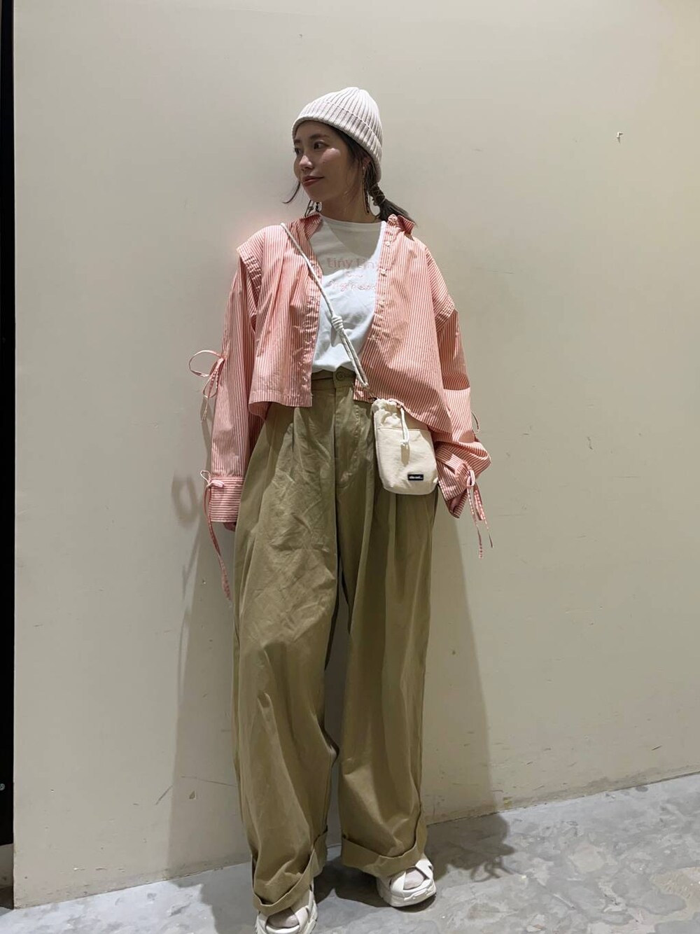 ベージュ系のその他パンツ、ベージュ系のサンダル、グレー系のショルダーバッグを着用したレディースの春コーディネートの1枚目の写真