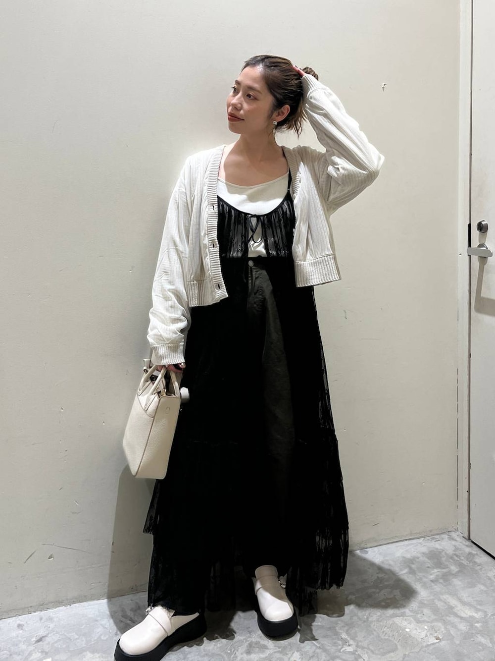 その他のその他パンツ、グレー系のワンピース、ベージュ系のTシャツ/カットソーを着用したレディースの春コーディネートの1枚目の写真