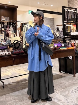 「niko and...（ニコアンド）のケアイージーアソートBOYシャツ（シャツ/ブラウス、ブルー系）」を使った、RENAさん（レディース・153cm）の秋コーディネート