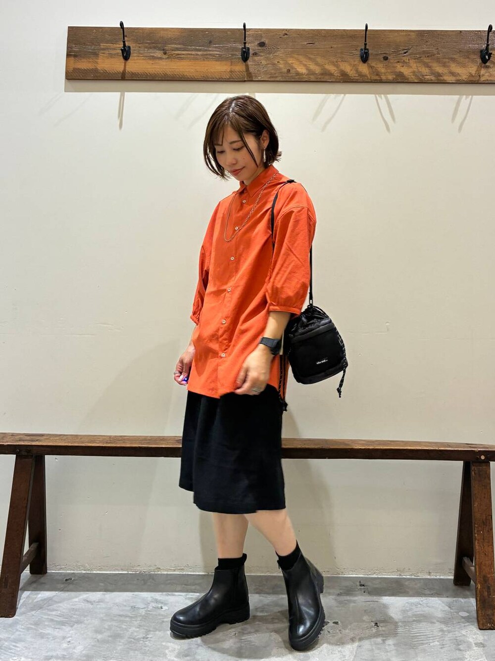 ブラック系のブーツ、ブラック系のその他パンツ、ブラック系のショルダーバッグを着用したレディースの夏コーディネートの1枚目の写真