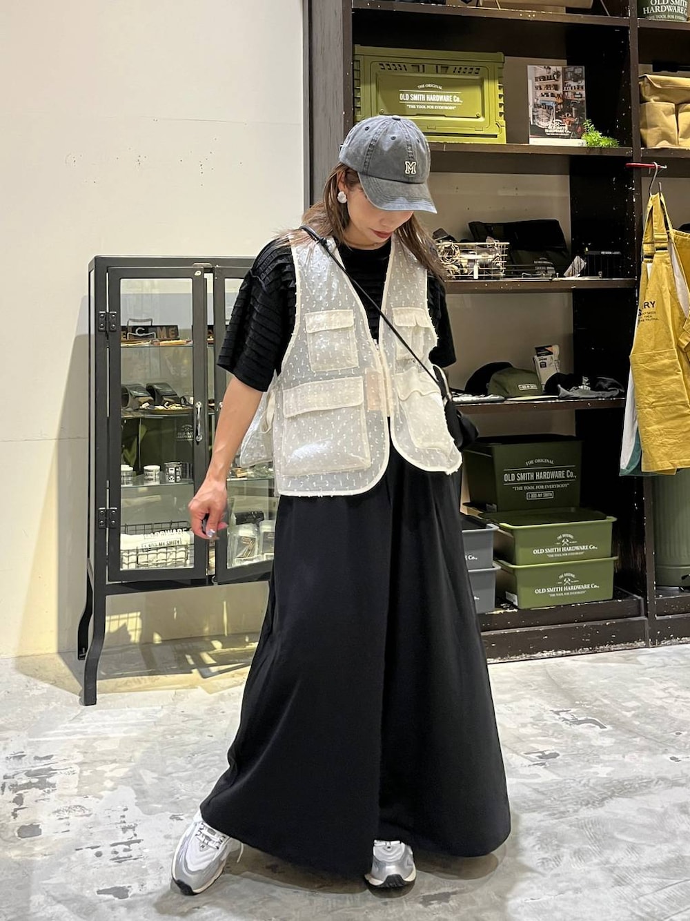 「ベーシック/シンプル、低身長、ゆったり、休日コーデ、ママコーデ、楽ちんコーデ、春コーデ、ラフ、ナチュラル、カジュアル、オーバーサイズ、niko and ...、着痩せ・細見え、ワンピース、ベスト」｜「niko and...の【New Balance(ニューバランス)】ML725（スニーカー、グレー系）」を使った、RENAさん（レディース・153cm）の夏コーディネートの1枚目の写真