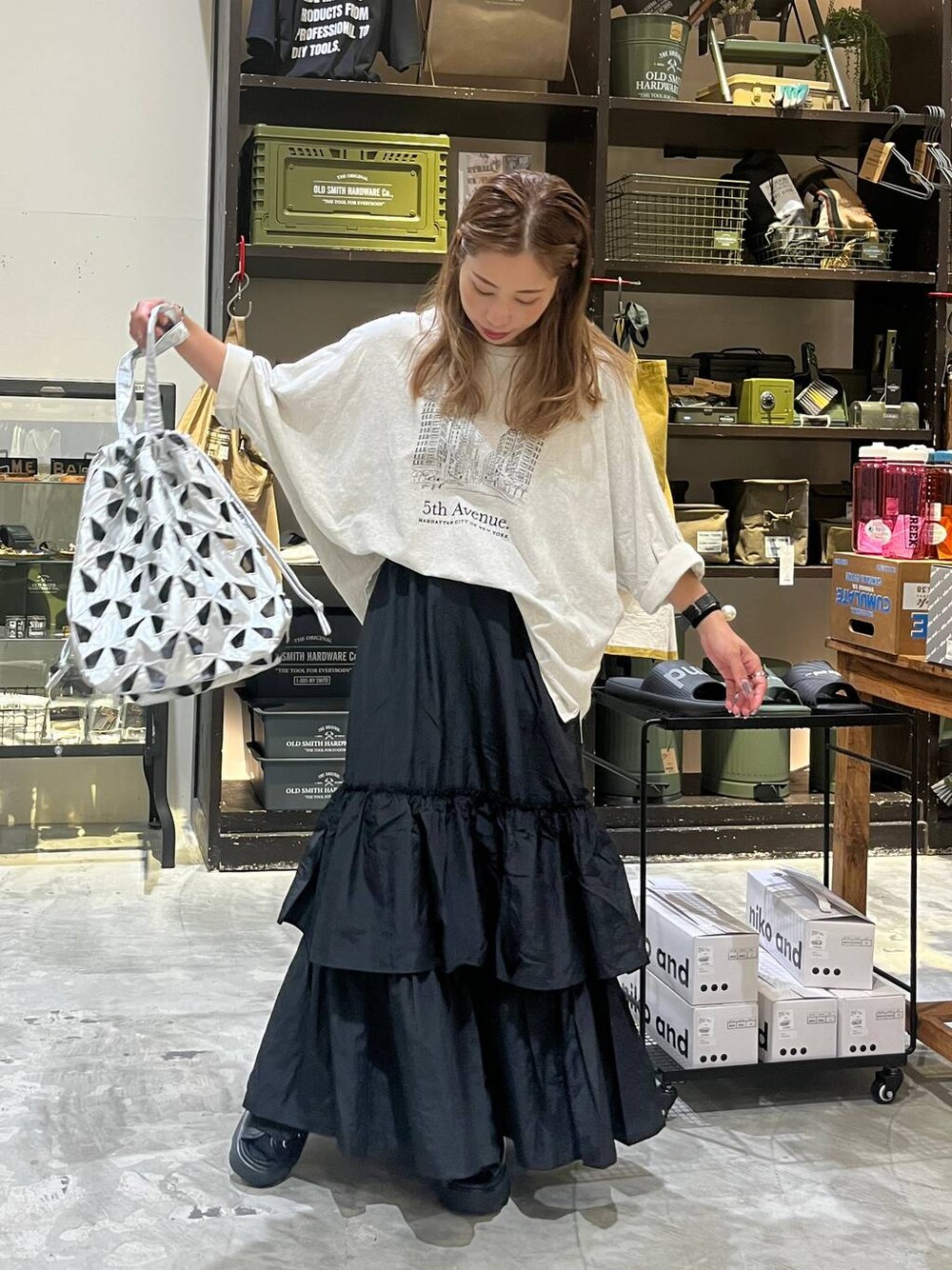 ベージュ系のTシャツ/カットソー、その他のトートバッグ、ブラック系のスカートを着用したレディースの夏コーディネートの1枚目の写真