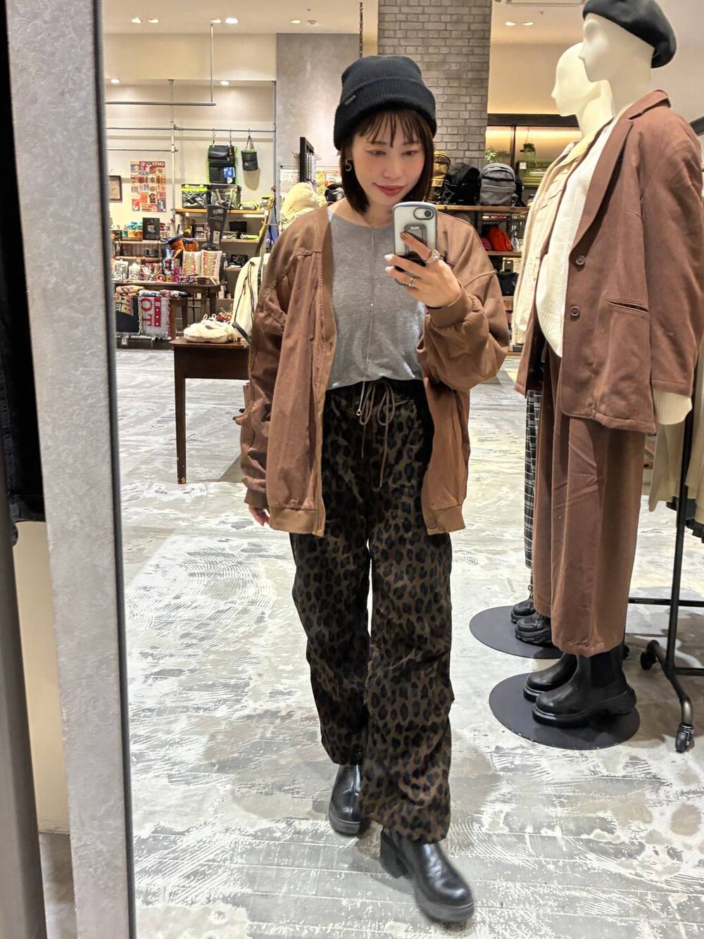 グレー系のTシャツ/カットソー、ブラウン系のカーディガン/ボレロ、ベージュ系のその他パンツを着用したレディースの秋コーディネートの1枚目の写真