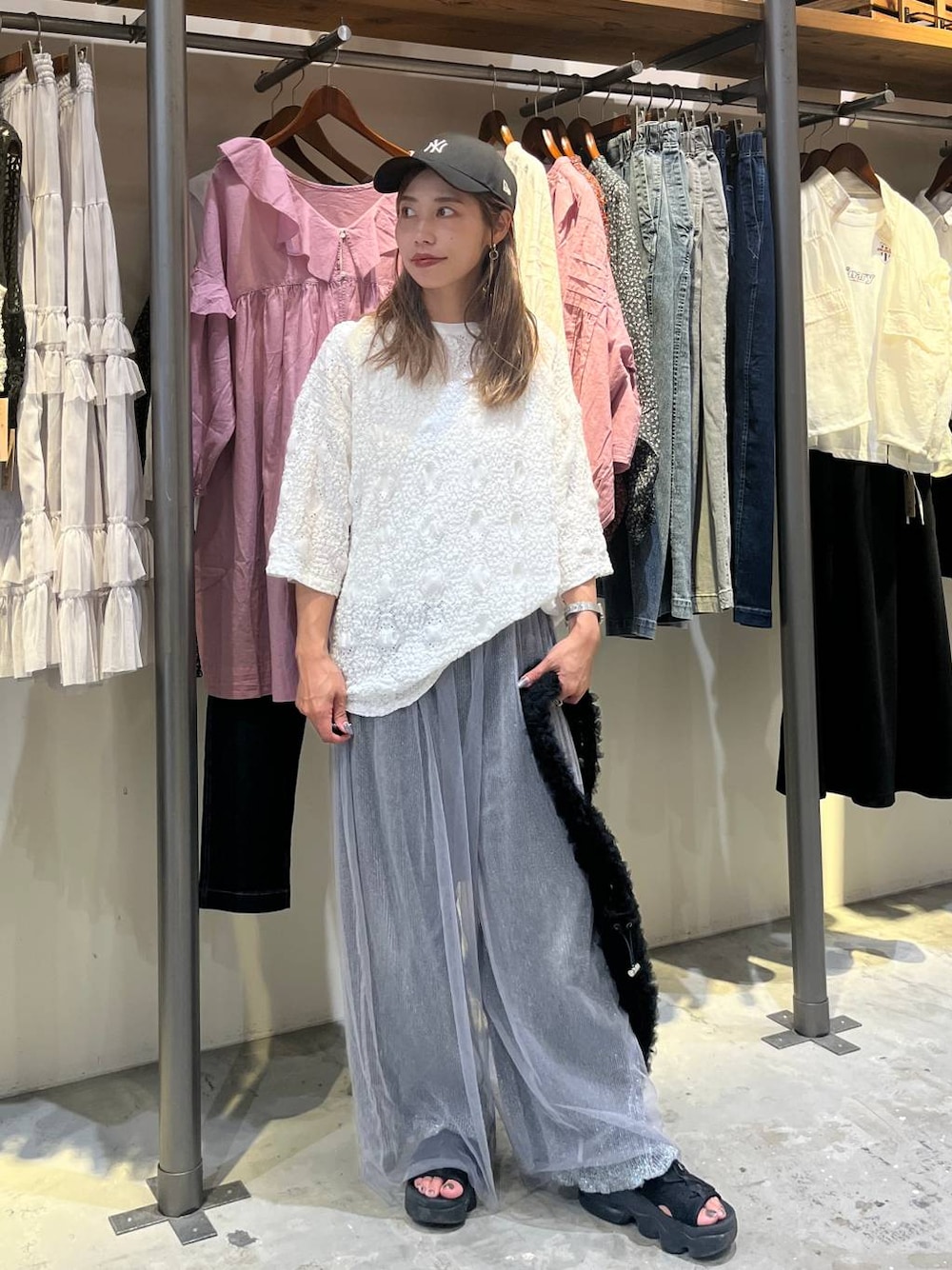 グレー系のその他パンツ、ブラック系のトートバッグ、グレー系のその他パンツを着用したレディースの夏コーディネートの1枚目の写真