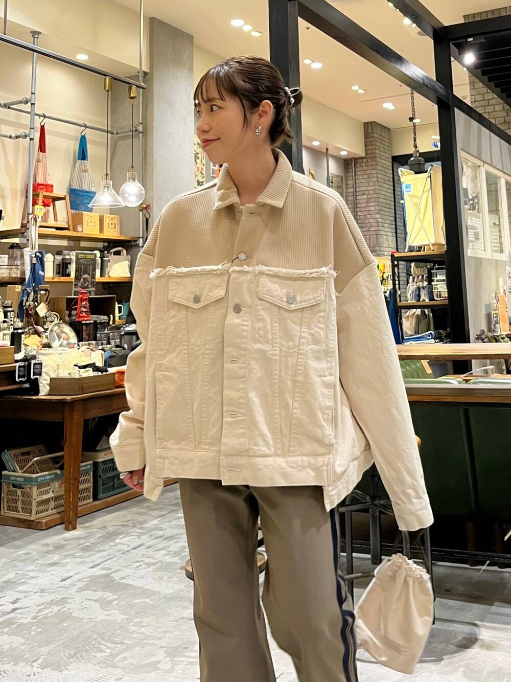 ベージュ系のデニムジャケット、ベージュ系のスニーカー、イエロー系のその他パンツを着用したレディースの冬コーディネートの1枚目の写真