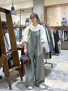 「niko and...（ニコアンド）のオリジナル2WAYボストンバッグ（ボストンバッグ、ブラウン系）」を使った、RENAさん（レディース・153cm）の春コーディネート