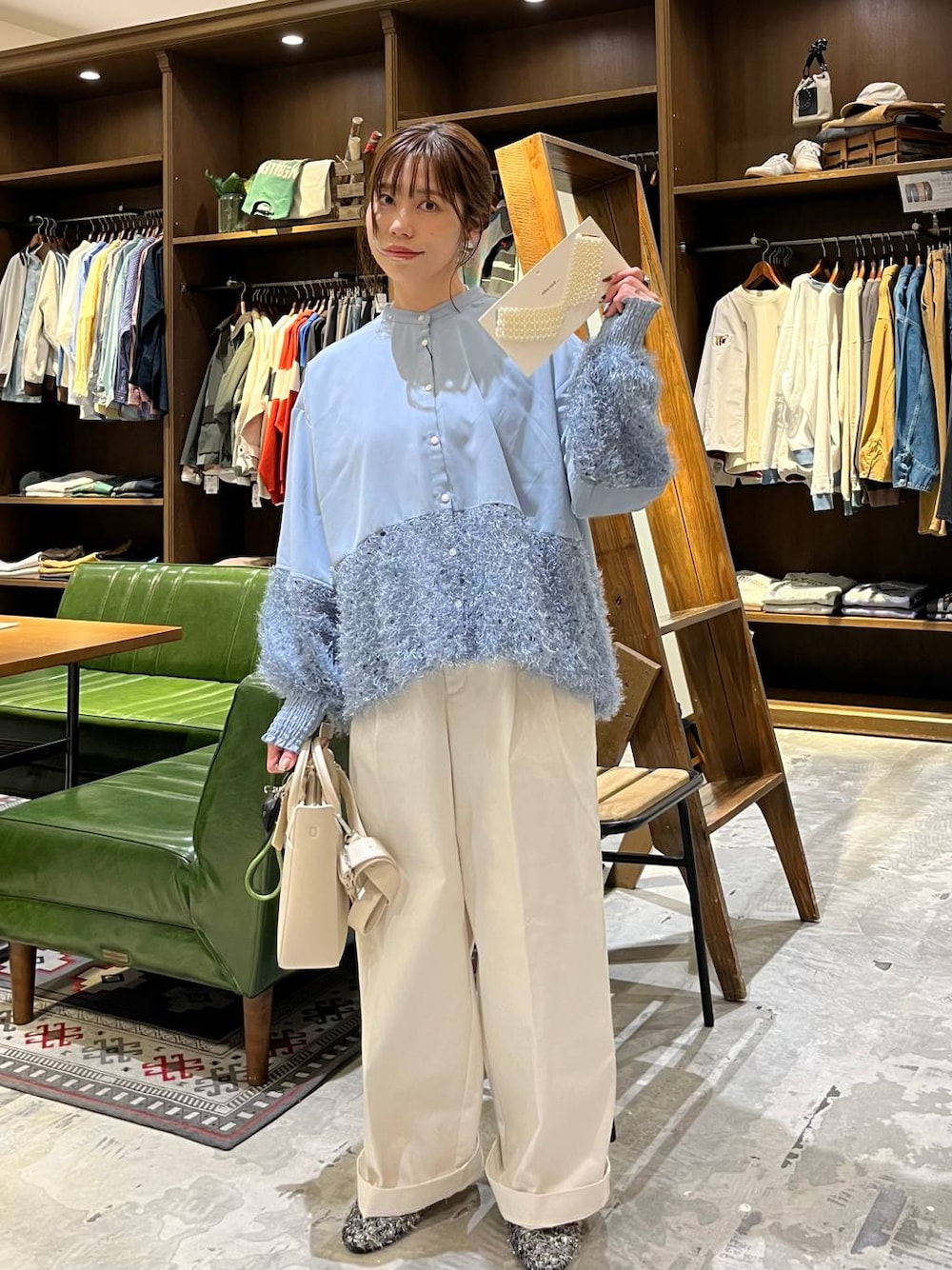 ベージュ系のチノパンツ、グレー系のパンプス、ブルー系のシャツ/ブラウスを着用したレディースの冬コーディネートの1枚目の写真