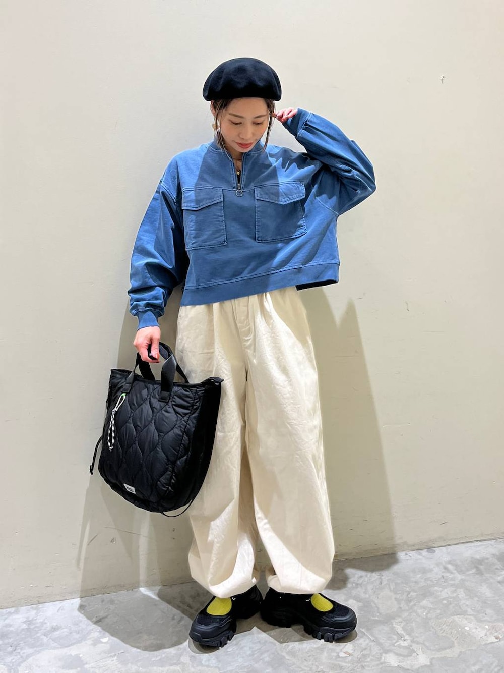 ベージュ系のその他パンツ、ブルー系のスウェット、グレー系のトートバッグを着用したレディースの冬コーディネートの1枚目の写真