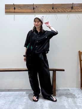 「niko and...（ニコアンド）のオリジナル2WAYテープトートバッグ（手提包、ブラック系）」を使った、RENAさん（レディース・153cm）の春コーディネート