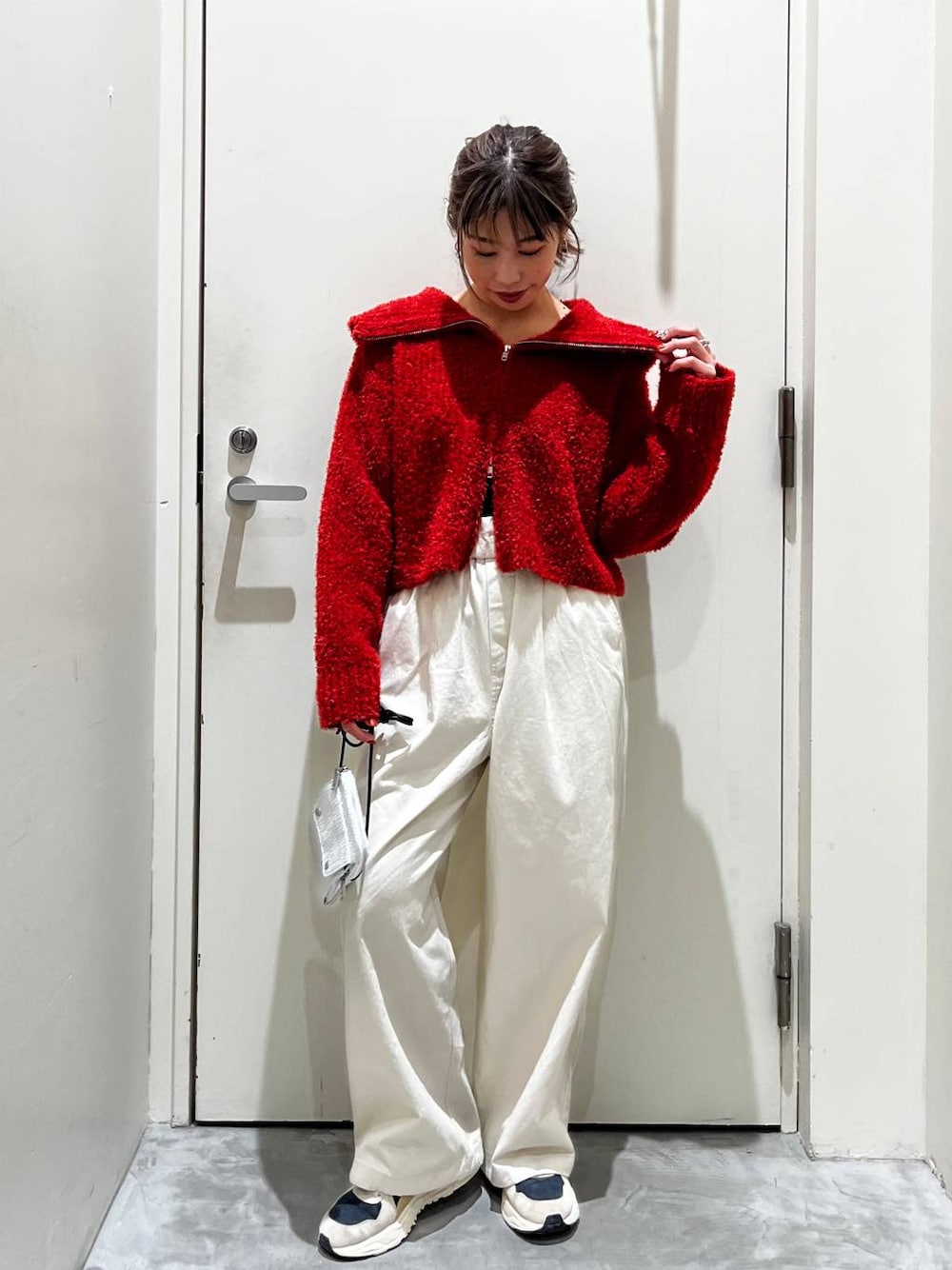 ベージュ系のその他パンツ、グレー系のショルダーバッグ、レッド系のカーディガン/ボレロを着用したレディースの冬コーディネートの1枚目の写真