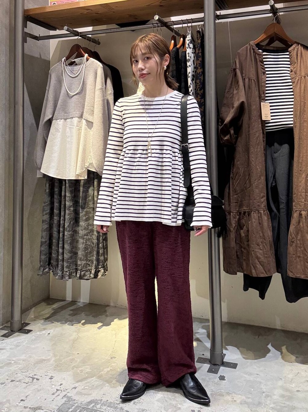 ベージュ系のニット/セーター、ブラック系のその他シューズ、レッド系のその他パンツを着用したレディースの秋コーディネートの1枚目の写真