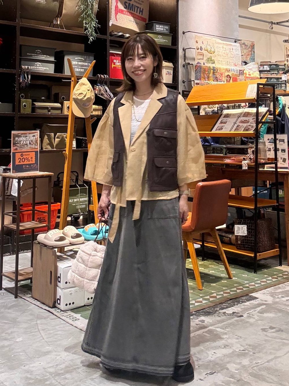 ホワイト系のTシャツ/カットソー、ブラック系のモカシン/デッキシューズ、ベージュ系のショルダーバッグを着用したレディースの秋コーディネートの1枚目の写真