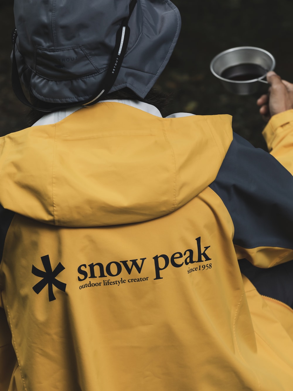 「マウンテンパーカー、キャンプ、アウトドアスタイル、snowpeak、コラボ」｜「TONEDTROUTのアイテム（マウンテンパーカー、イエロー系）」を使った、福山正和さん（メンズ・178cm）の夏コーディネートの1枚目の写真