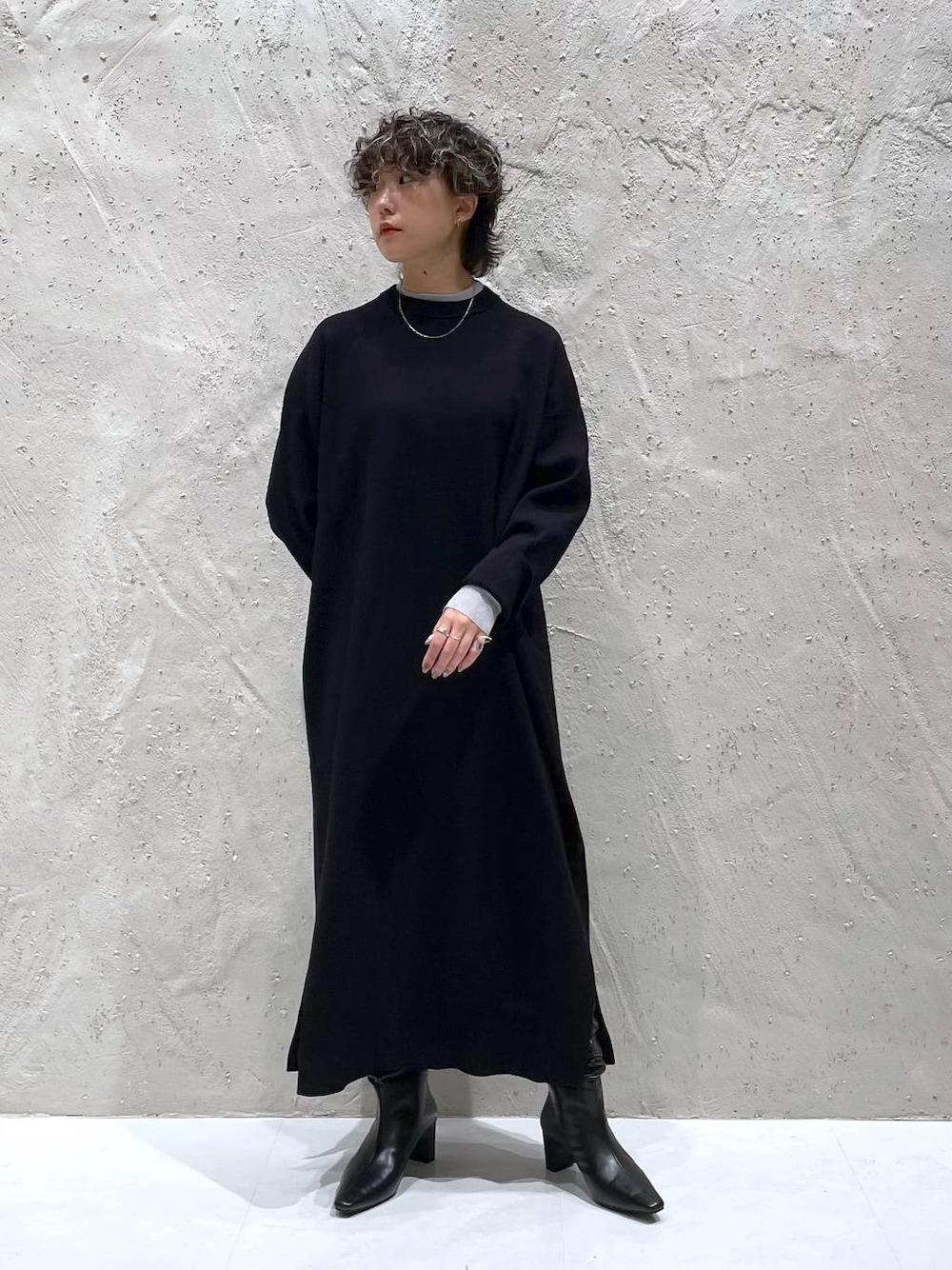 ブラック系のブーツ、ブラック系のワンピースを着用したレディースの秋コーディネートの1枚目の写真