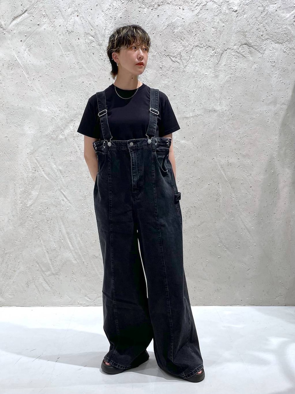 ブラック系のサンダル、グレー系のデニムパンツ、ブラック系のTシャツ/カットソーを着用したレディースの夏コーディネートの1枚目の写真