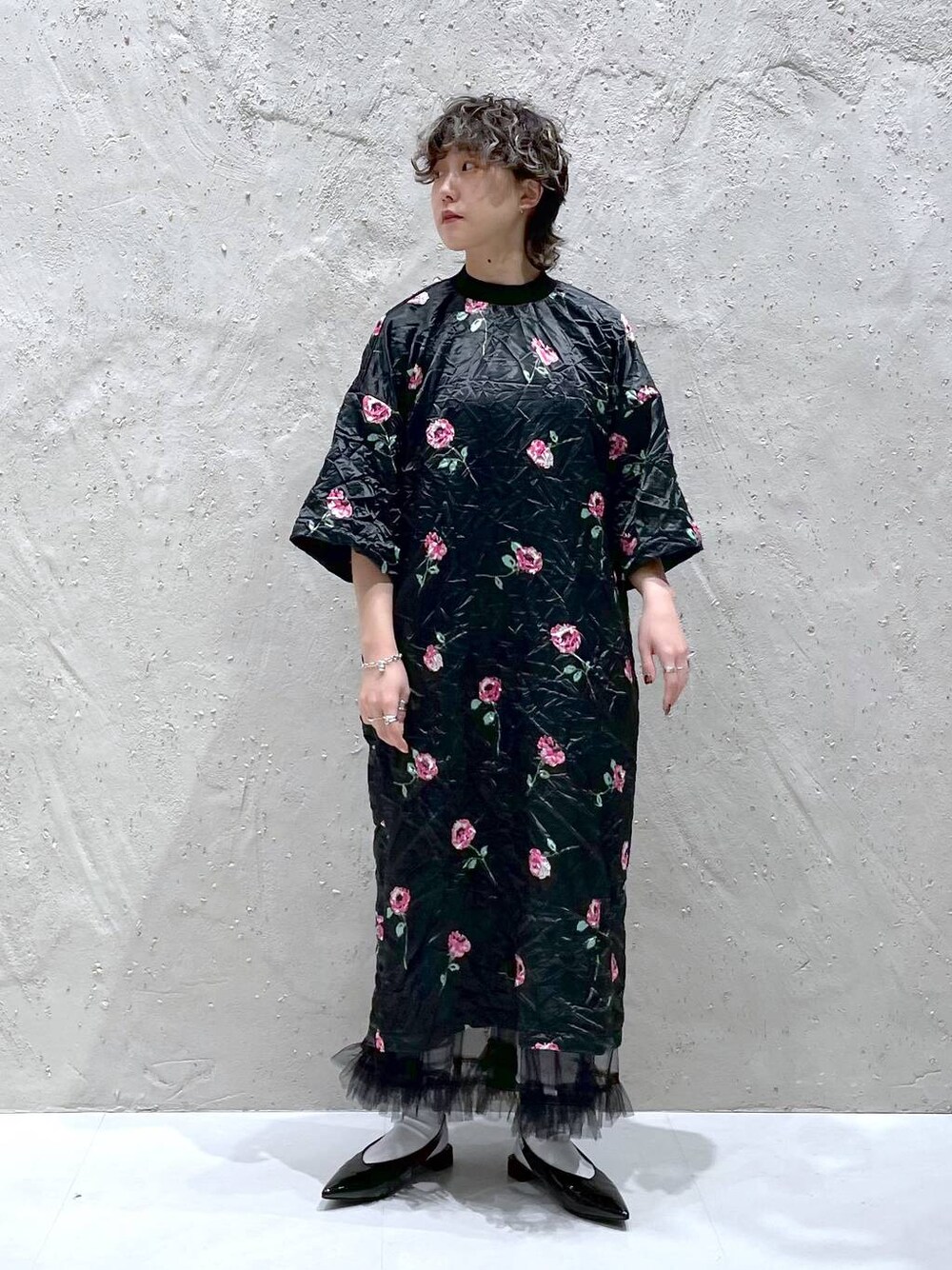 ブラック系のパンプス、ブラック系のワンピース、ブラック系のワンピースを着用したレディースの春コーディネートの1枚目の写真
