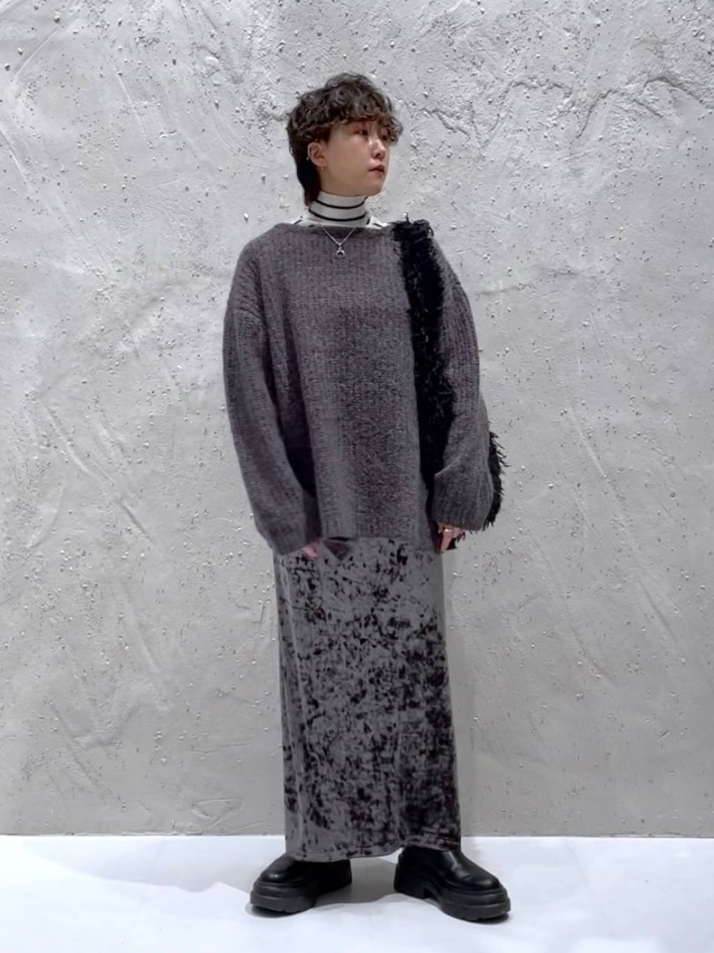 グレー系のワンピース、グレー系のニット/セーター、グレー系のTシャツ/カットソーを着用したレディースの冬コーディネートの1枚目の写真