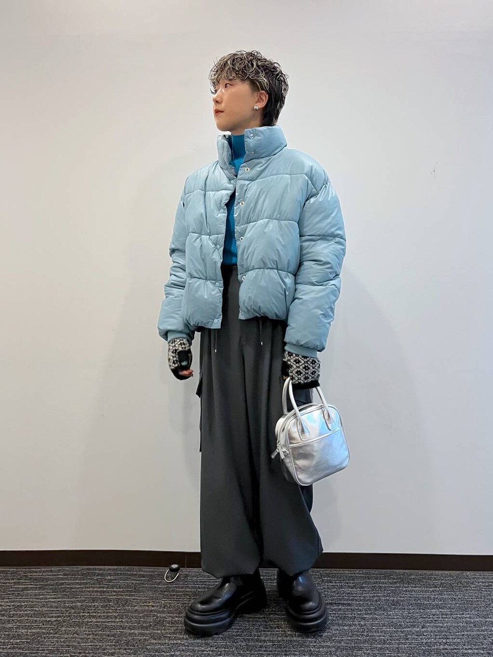 ブルー系のニット/セーター、ブルー系のブルゾン、ブラック系のブーツを着用したレディースの冬コーディネートの1枚目の写真