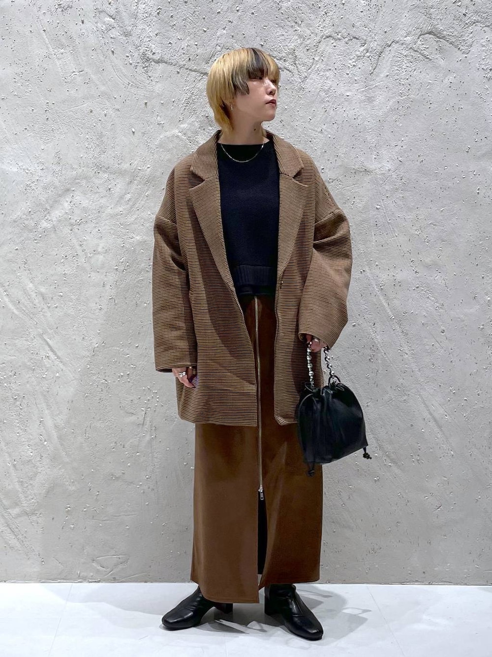 その他のテーラードジャケット、ブラック系のショルダーバッグ、ブラック系のブーツを着用したレディースの秋コーディネートの1枚目の写真