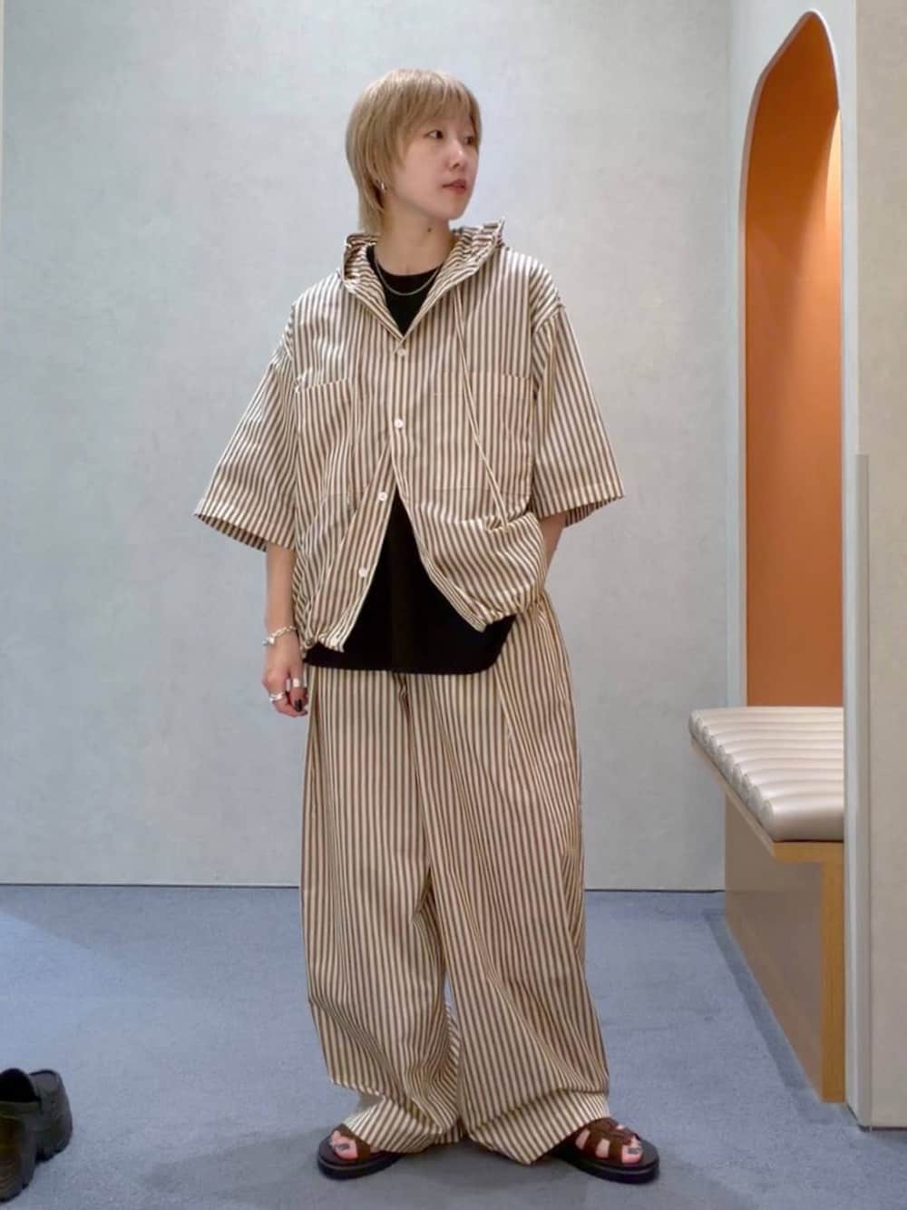 ブラウン系のサンダル、ブラック系のTシャツ/カットソー、ブラウン系のシャツ/ブラウスを着用したメンズの夏コーディネートの1枚目の写真