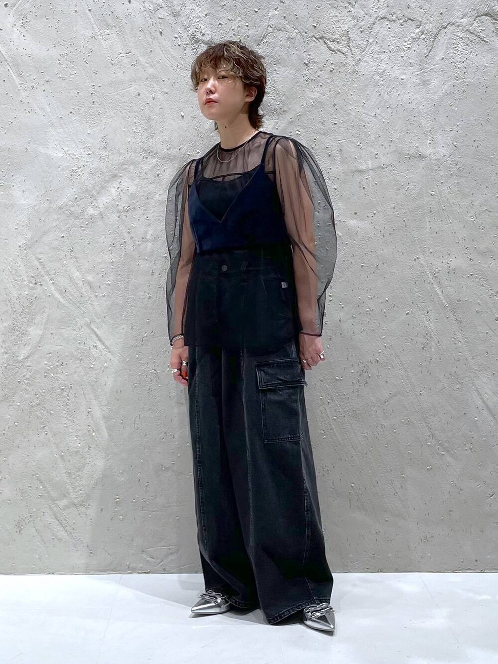 ブラック系のデニムパンツ、シルバー系のパンプス、ブルー系のベストを着用したレディースの夏コーディネートの1枚目の写真